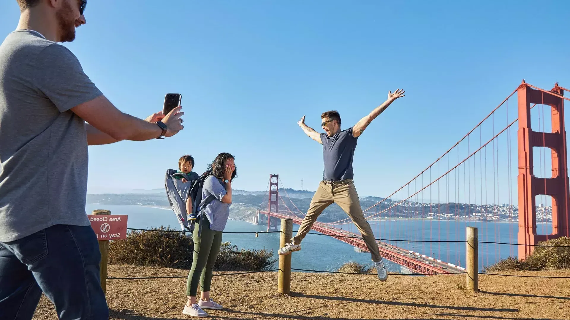 Eine Gruppe macht Fotos an der Golden Gate Bridge